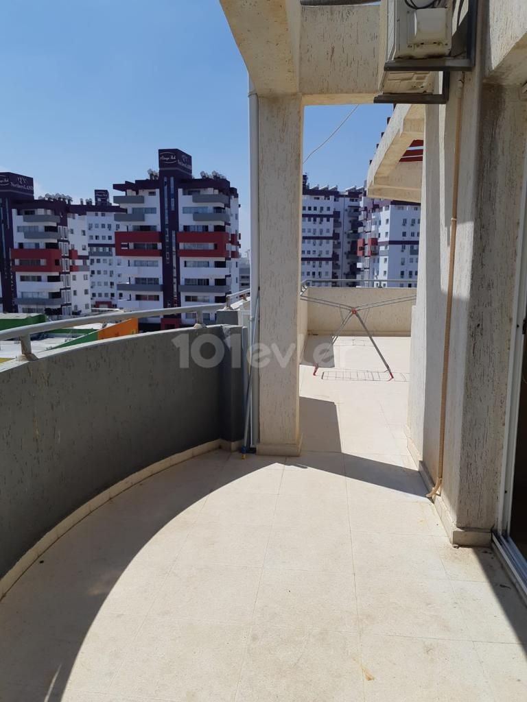 2+1 PENTHOUSE WOHNUNG ZU VERKAUFEN IM ZENTRUM VON FAMAGUSTA