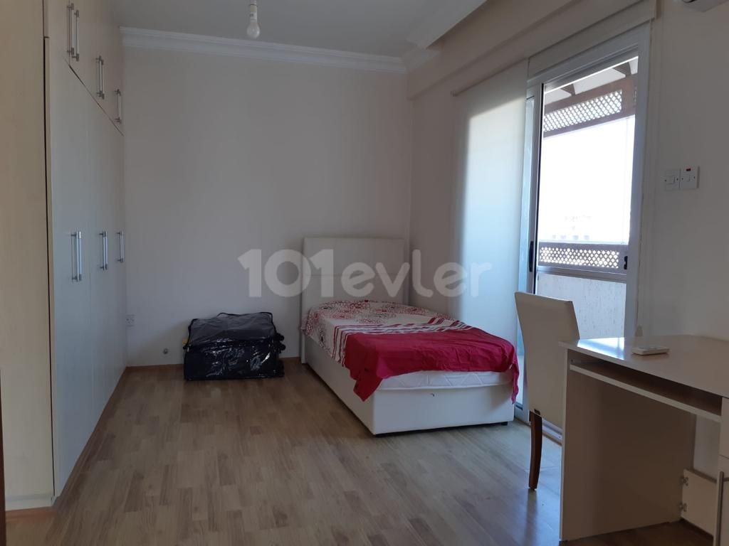 2+1 PENTHOUSE WOHNUNG ZU VERKAUFEN IM ZENTRUM VON FAMAGUSTA