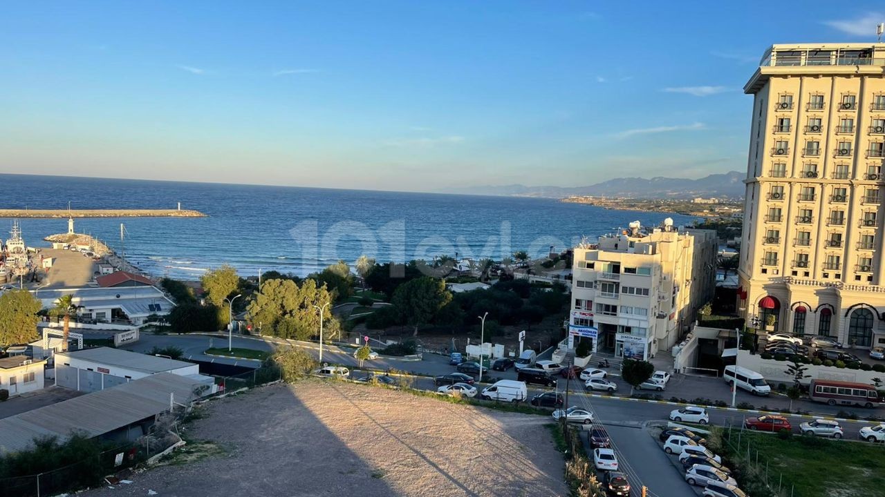 В центре Кирении, напротив отеля Lord Palace, 2+1 с панорамным видом на море.