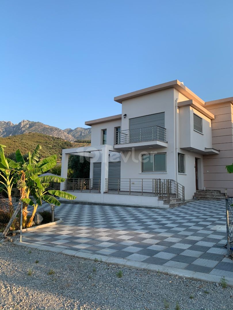 Girne Yeşiltepe Ilgaz Bölgesinde Deniz Manzaralı Havuzlu ve Bahçeli Müstakil Full Eşyalı 2+1 Villa