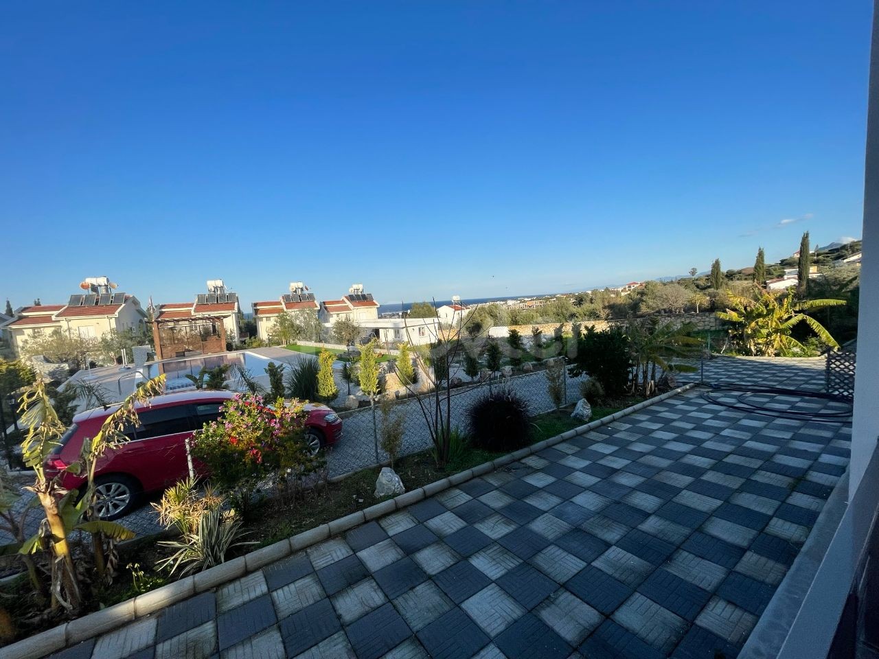 Girne Yeşiltepe Ilgaz Bölgesinde Deniz Manzaralı Havuzlu ve Bahçeli Müstakil Full Eşyalı 2+1 Villa