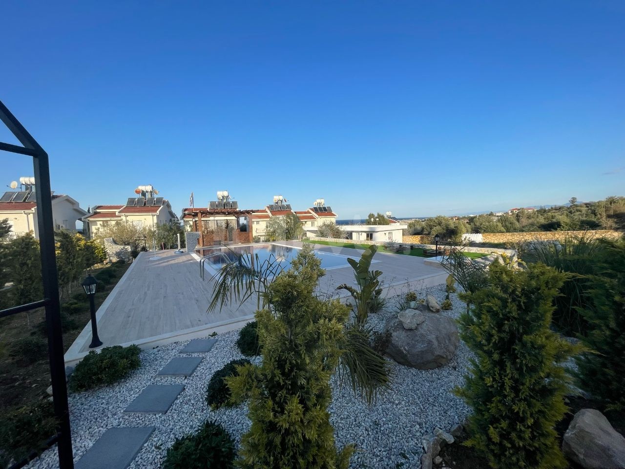 Komplett möblierte 2+1-Villa mit Meerblick, Pool und Garten in der Region Girne Yeşiltepe Ilgaz