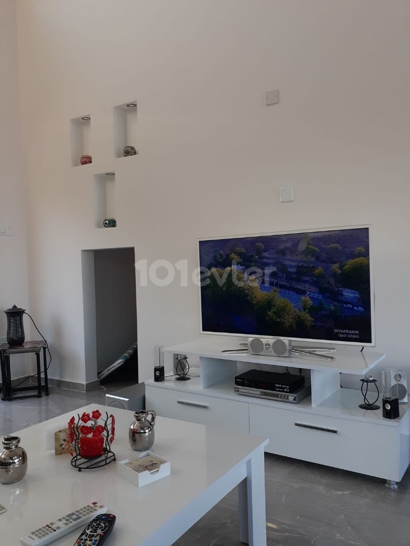 Girne Yeşiltepe Ilgaz Bölgesinde Deniz Manzaralı Havuzlu ve Bahçeli Müstakil Full Eşyalı 2+1 Villa