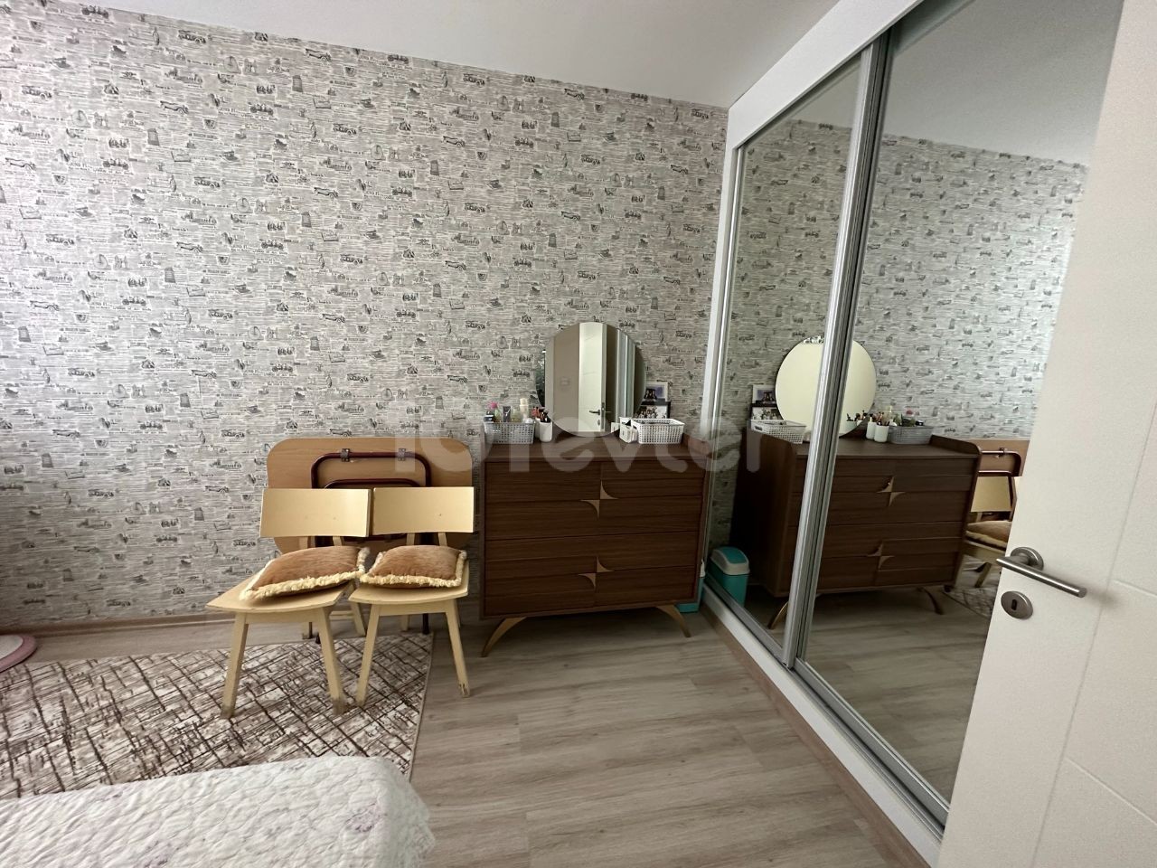 KIBRIS GİRNE MERKEZDE SAVOY OTEL YAKINI EN SUİT 2+1 SATILIK DAİRE