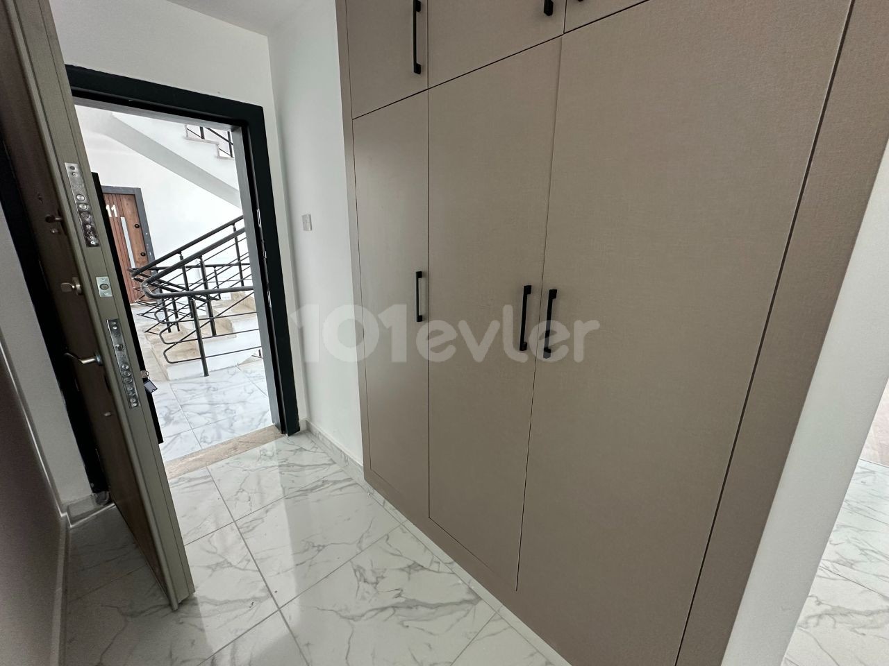 KIBRIS GİRNE ALSANCAK'TA ORTAK YÜZME HAVUZLU SATILIK 2+1 LÜKS DAİRE