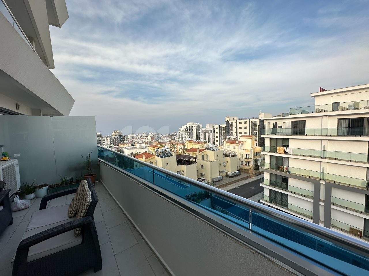 Girne Merkezde Deniz Manzaralı En Suit 3+1 Full Eşyalı Penthouse