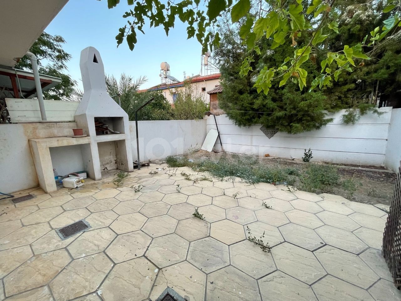 Vollständig möblierte 3+1 freistehende Villa mit Garten neben dem Friedenspark im Zentrum von Kyrenia