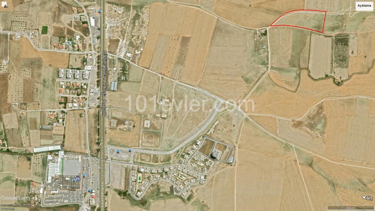 700m von der Autobahn auf der Straße Nikosia - Famagusta, zum Verkauf 10 Hektar Zypern 3 EVLEK-14. 152M2 Grundstück ( Kapitel 96 - 10 Etage genehmigt), Straße bereit Projekt Genehmigung erhalten ** 