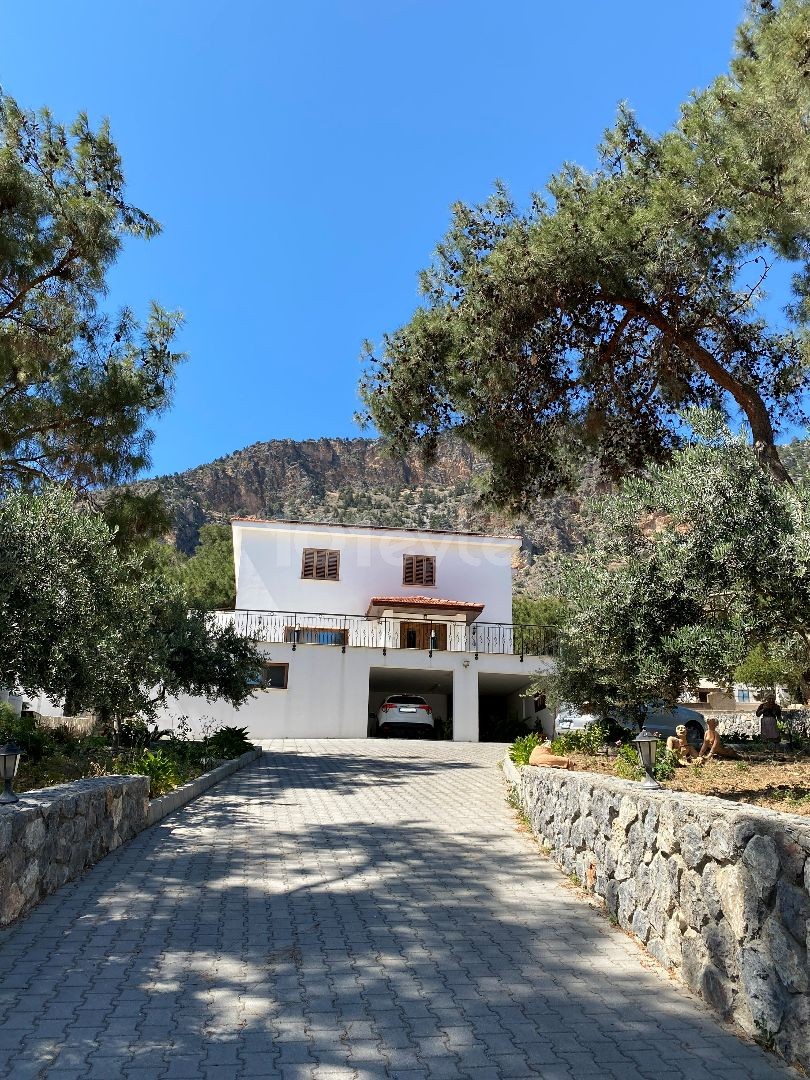 Luxury villa for sale - Panoramic mountain and city views, spacious rooms, terrace and well-maintained garden ** 