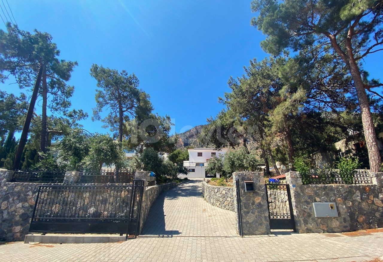 Luxury villa for sale - Panoramic mountain and city views, spacious rooms, terrace and well-maintained garden ** 