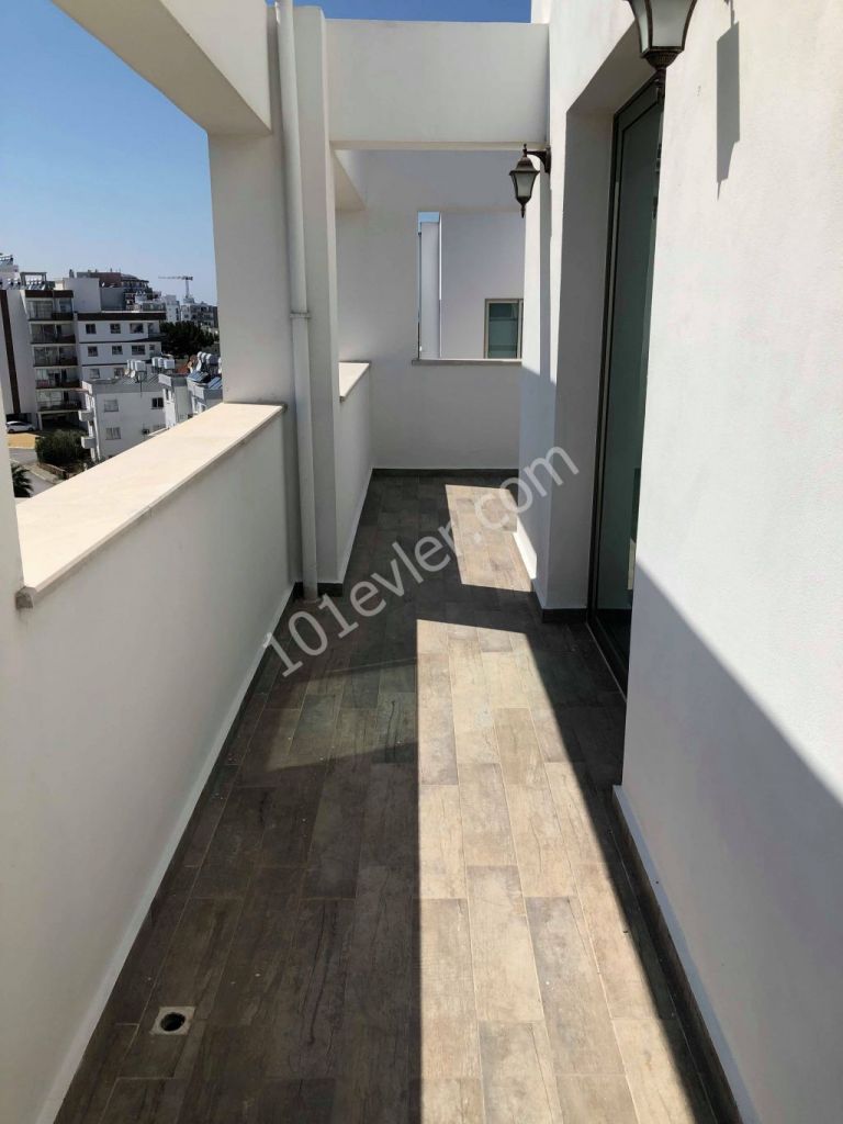 GİRNE MERKEZ DE MUHTEŞEM MANZARALI KİRALIK 3+1 PENTHOUSE