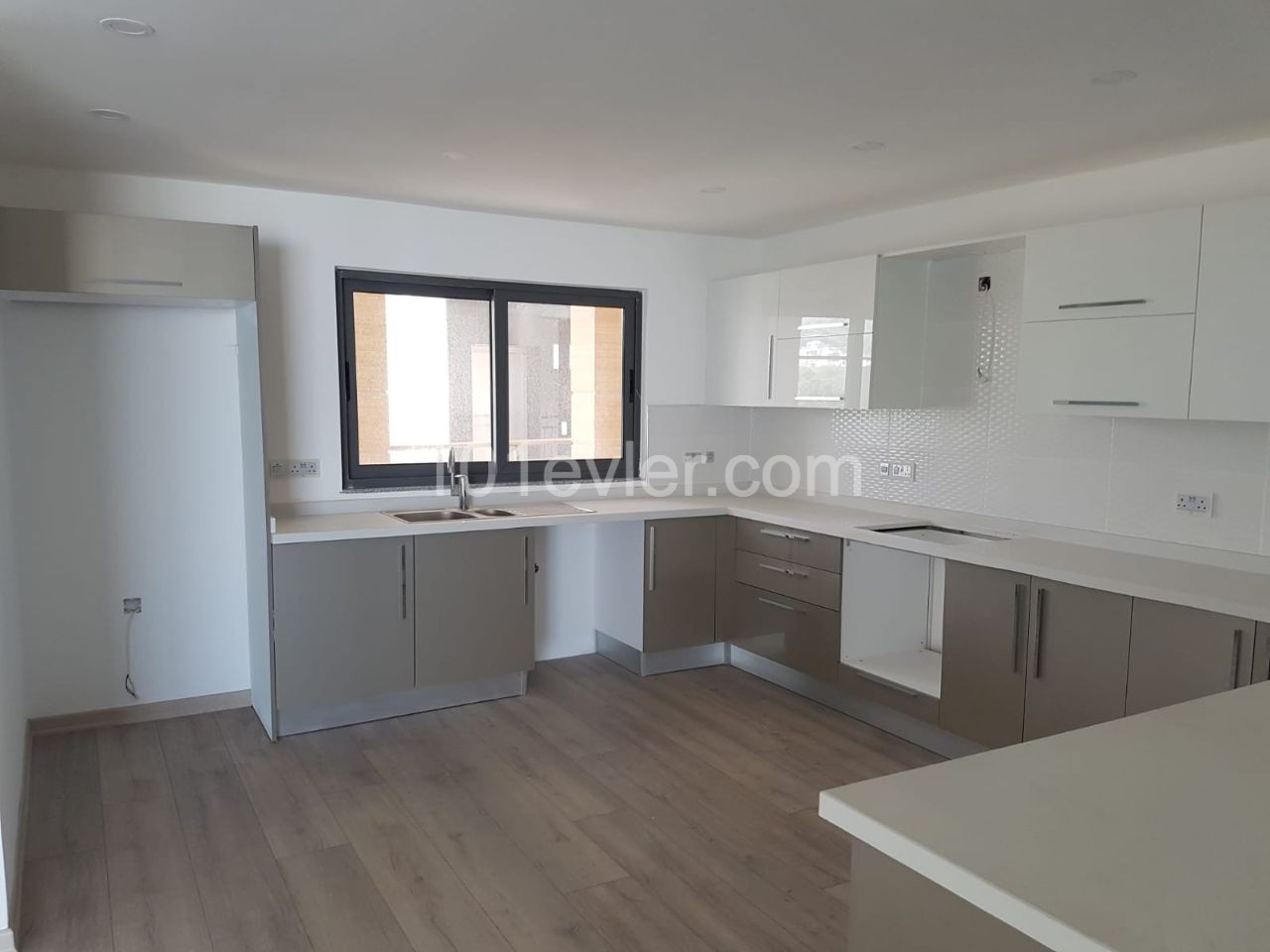 LUXURY fully furnished 4+1 Apartment FOR RENT in the center of Kyrenia ** 