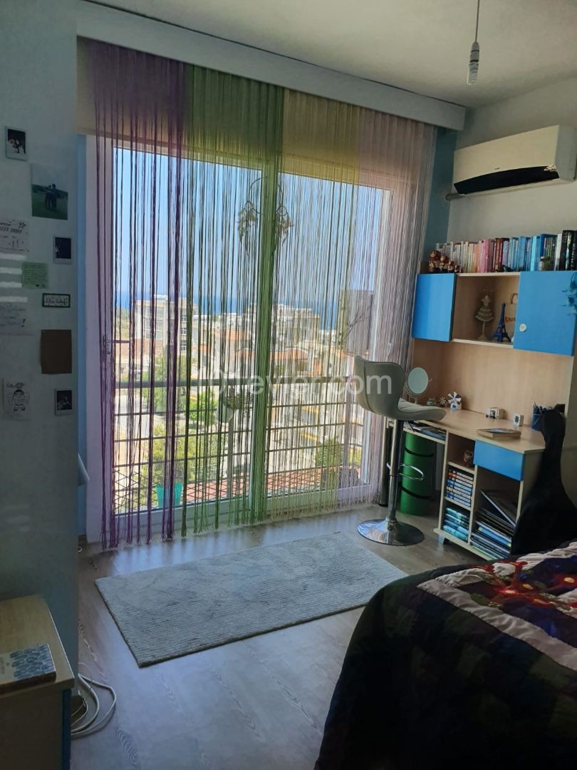 2+1 Wohnung zum Verkauf mit Meer-und Bergblick im Zentrum von Kyrenia ** 