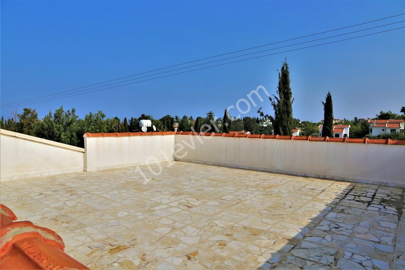 Girne Çatalköy 3+1 bungalow. 2 dönüm arsa