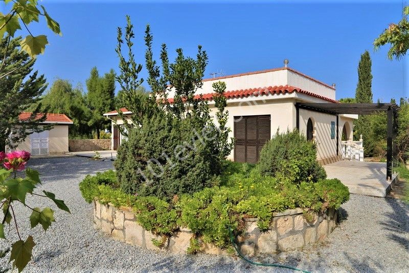 Girne Çatalköy 3+1 bungalow. 2 dönüm arsa