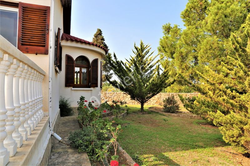 Girne Çatalköy 3+1 bungalow. 2 dönüm arsa