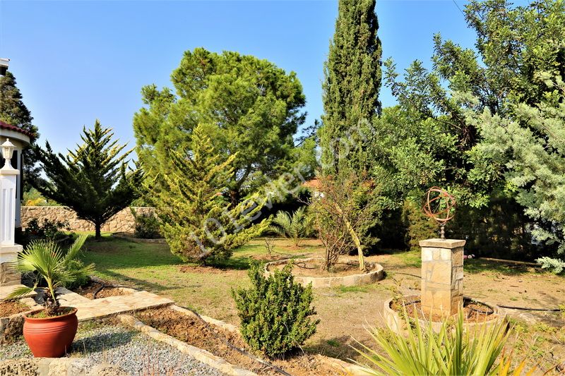 Girne Çatalköy 3+1 bungalow. 2 dönüm arsa