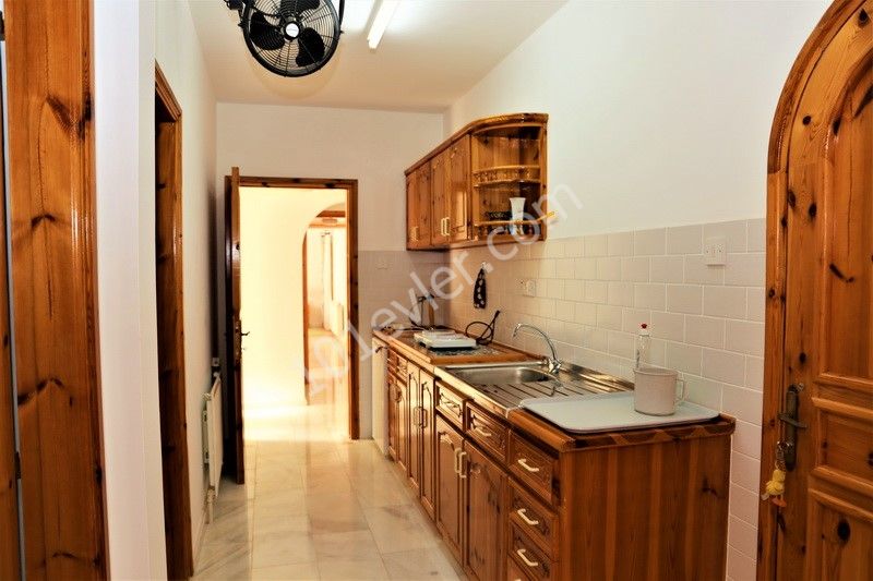 Girne Çatalköy 3+1 bungalow. 2 dönüm arsa