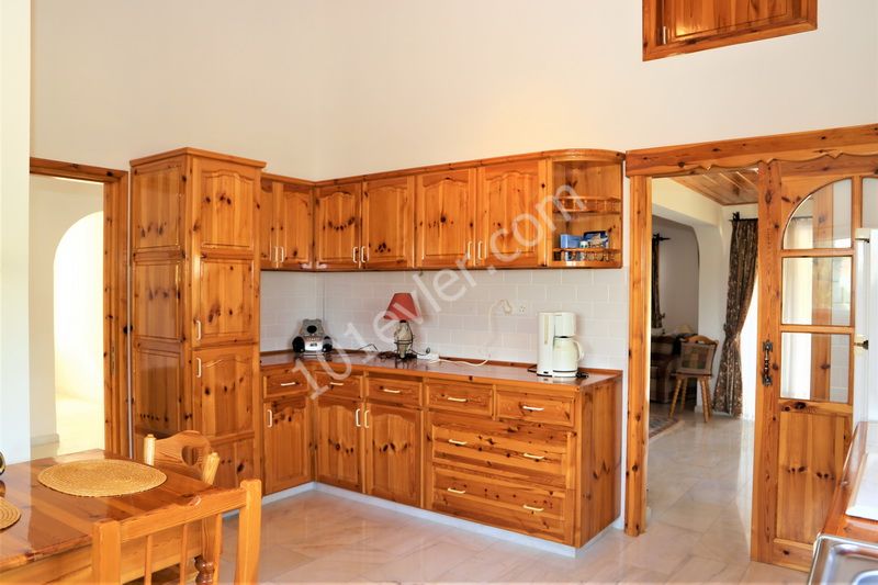 Girne Çatalköy 3+1 bungalow. 2 dönüm arsa