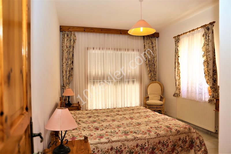 Girne Çatalköy 3+1 bungalow. 2 dönüm arsa