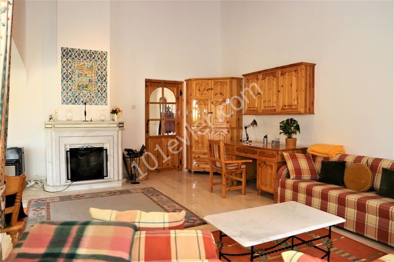 Girne Çatalköy 3+1 bungalow. 2 dönüm arsa