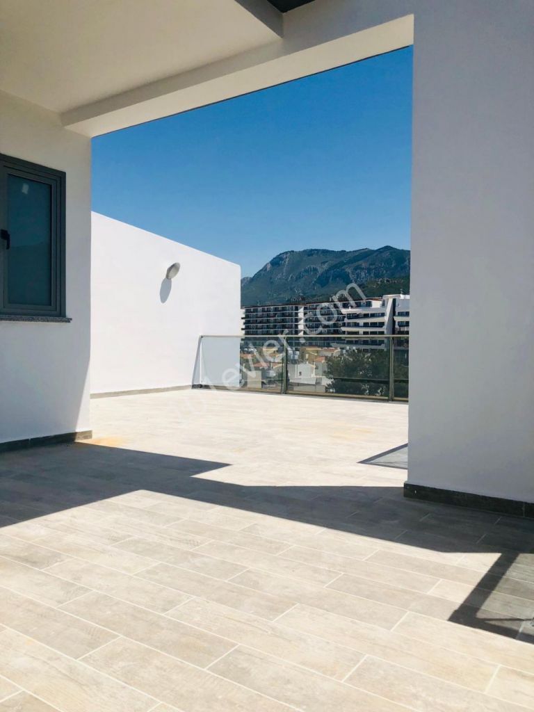 Girne merkez SATILIK YENİ LÜKS DUBLEKS 3+1 PENTHOUSE. MASRAFSIZ. KDV yok (NUSMAR bölgesi)