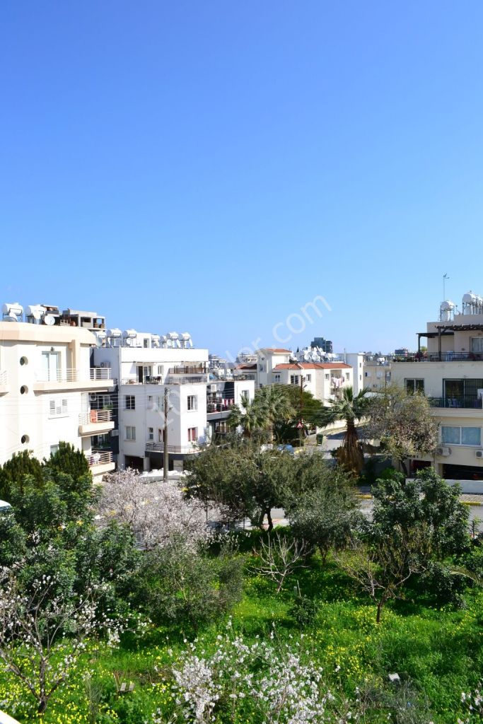 Girne merkezde ( ŞOKMAR) 2+1 yeni daire