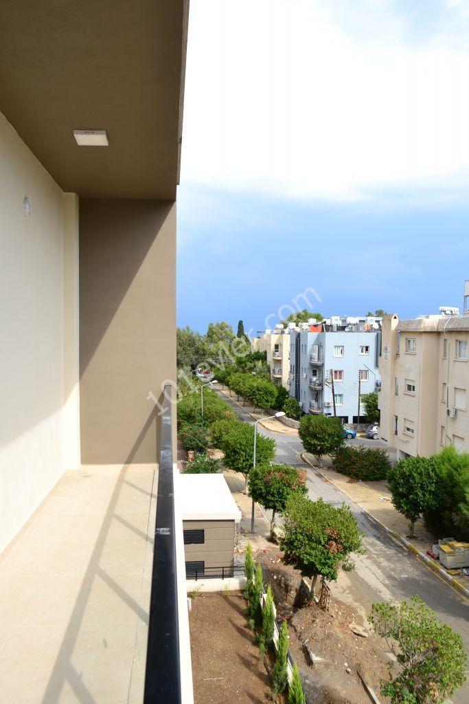 Girne merkezde 2+1 LÜX daire / YARI ESYALI