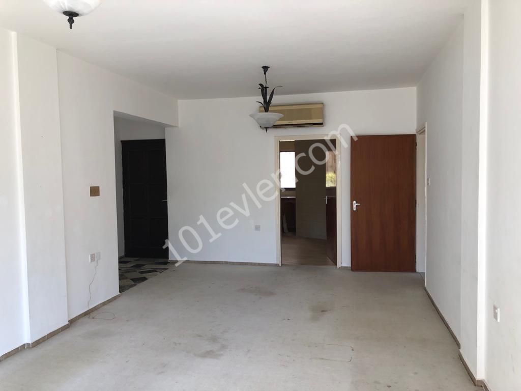 2+1 Flat Kyrenia City Center for sale from owner