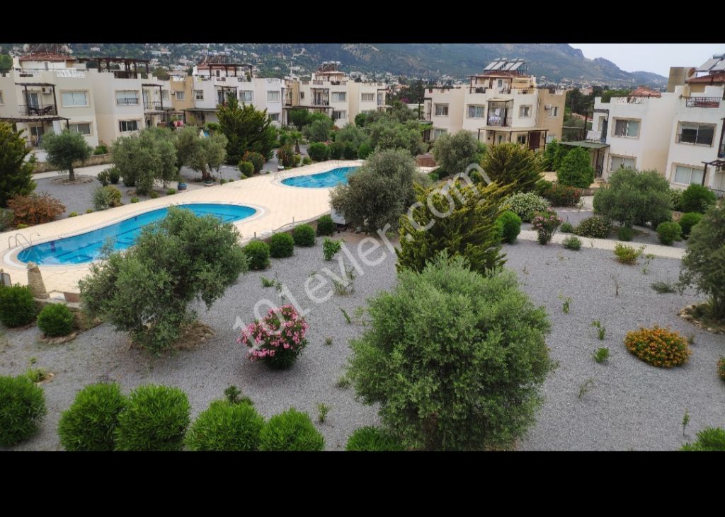 2+1 WOHNUNG ZU VERMIETEN VOLL MÖBLIERT AUF DEM GELÄNDE MIT POOL IN KYRENIA ALSANCAK TA!!! ** 