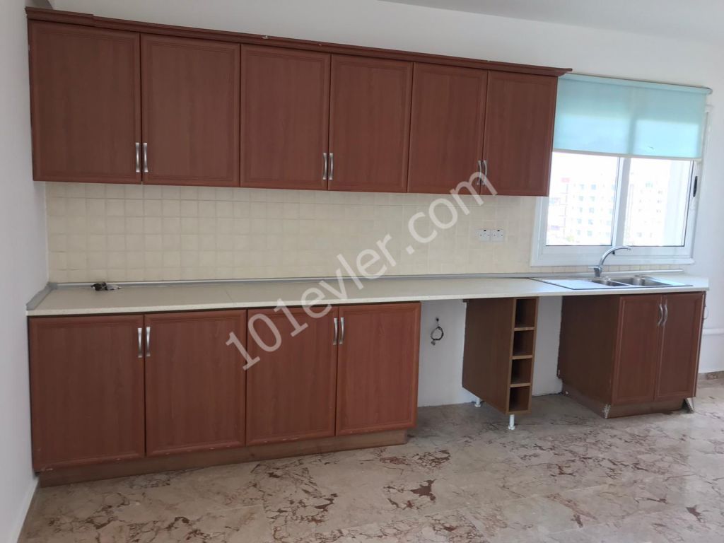 GİRNE ŞOKMAR BÖLGESİNDE 3+1 EŞYASIZ PENTHOUSE!!!