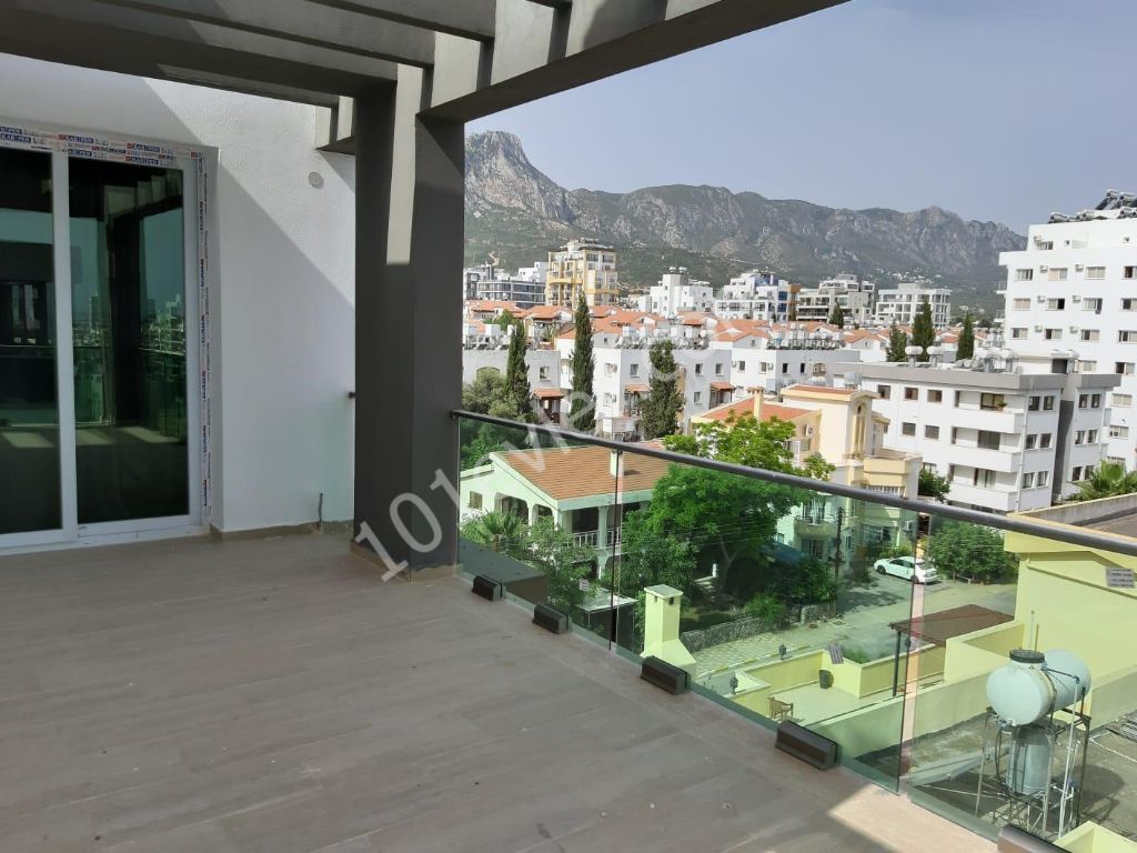 Möblierte Luxus 2+1 PENTHOUSE mit Blick auf die Berge und das Meer im Zentrum von Kyrenia!!! ** 