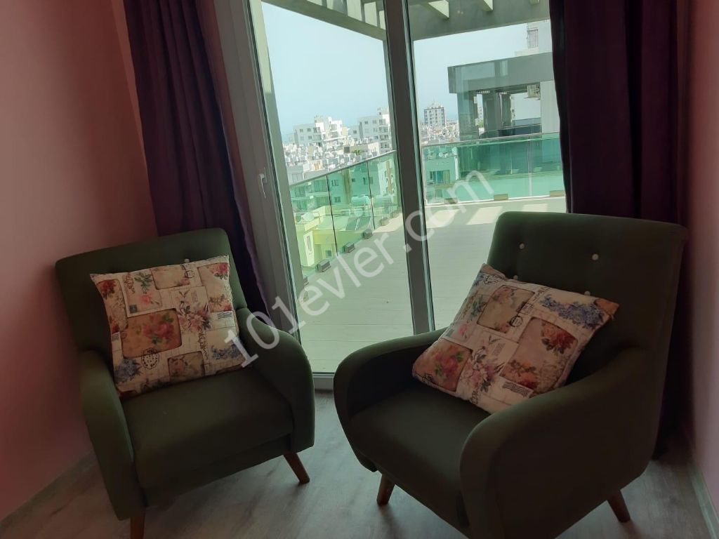 GİRNE MERKEZ'DE DAĞ ve DENİZ MANZARALI, EŞYALI LÜKS 2+1 PENTHOUSE!!!