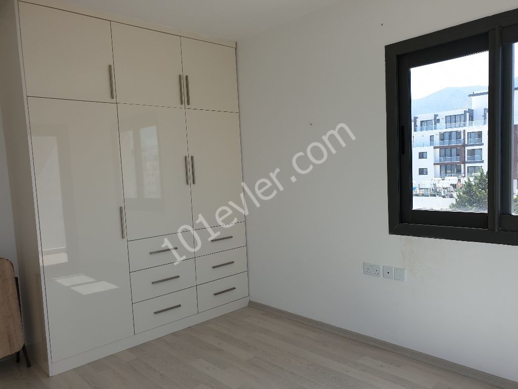 GİRNE MERKEZDE DAĞ ve DENİZ MANZARALI GENİŞ TERASLI 3+1 EŞYASIZ PENTHOUSE!