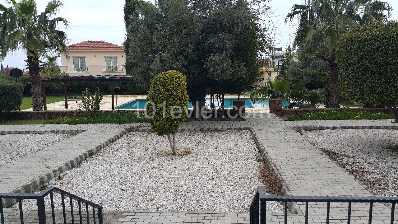 MÖBLIERTE 1+1 BUNGALOW AUF DEM GELÄNDE MIT GEMEINSCHAFTSPOOL IN BELLAPAIS IN KYRENIA!!! ** 