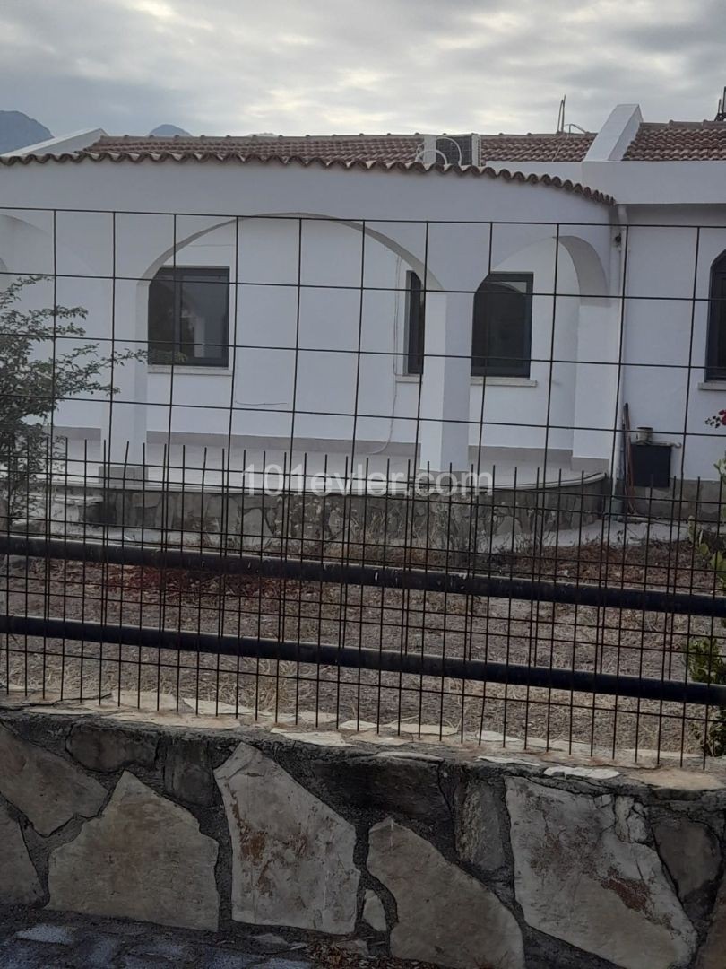 EIN EINSTÖCKIGES FREISTEHENDES HAUS MIT GROßEM GARTEN IN KYRENIA ALSANCAK!!! ** 