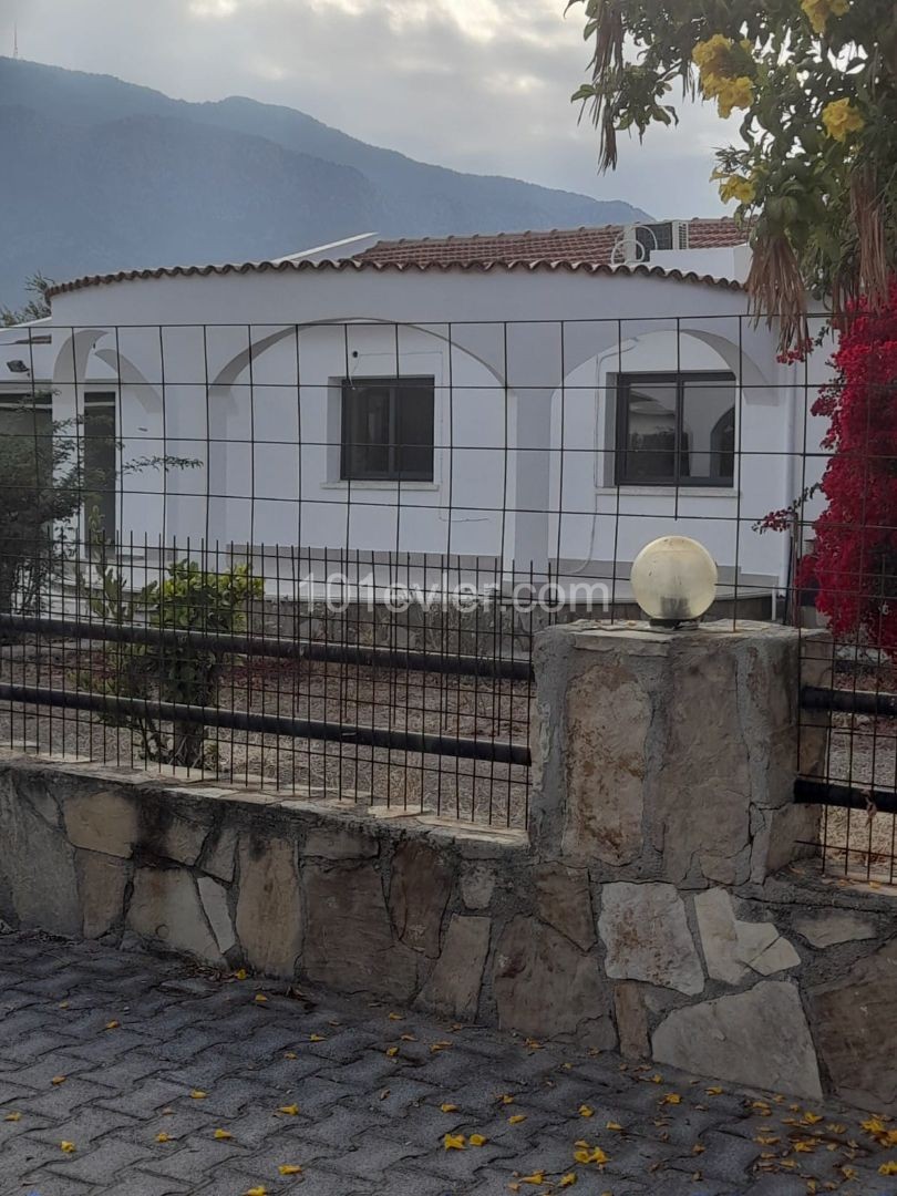 EIN EINSTÖCKIGES FREISTEHENDES HAUS MIT GROßEM GARTEN IN KYRENIA ALSANCAK!!! ** 