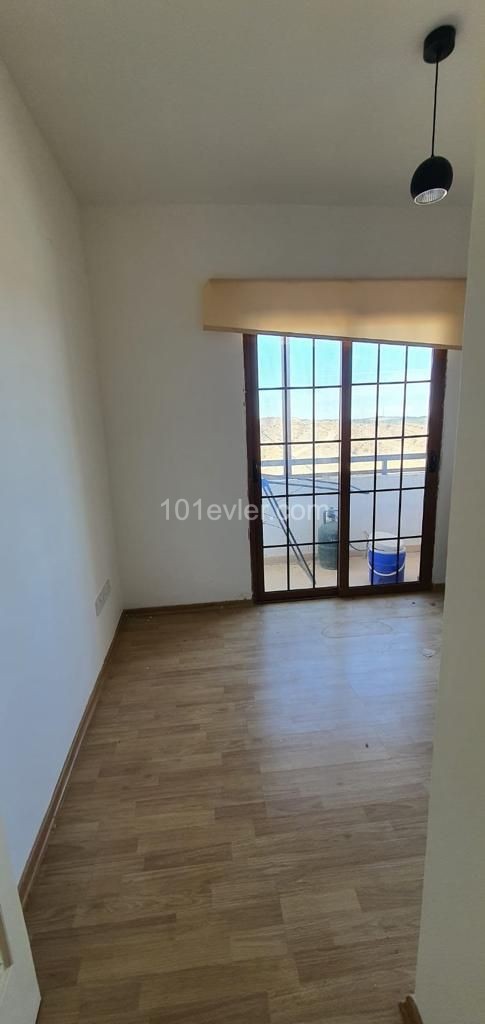 HALB MÖBLIERTE 3 + 1 WOHNUNG IN KYRENIA BOSPORUS!!! ** 