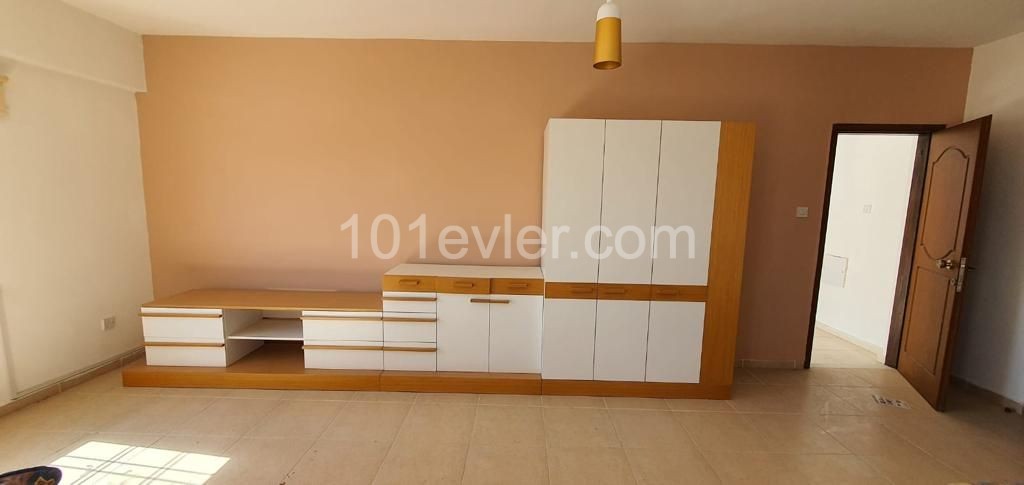 HALB MÖBLIERTE 3 + 1 WOHNUNG IN KYRENIA BOSPORUS!!! ** 