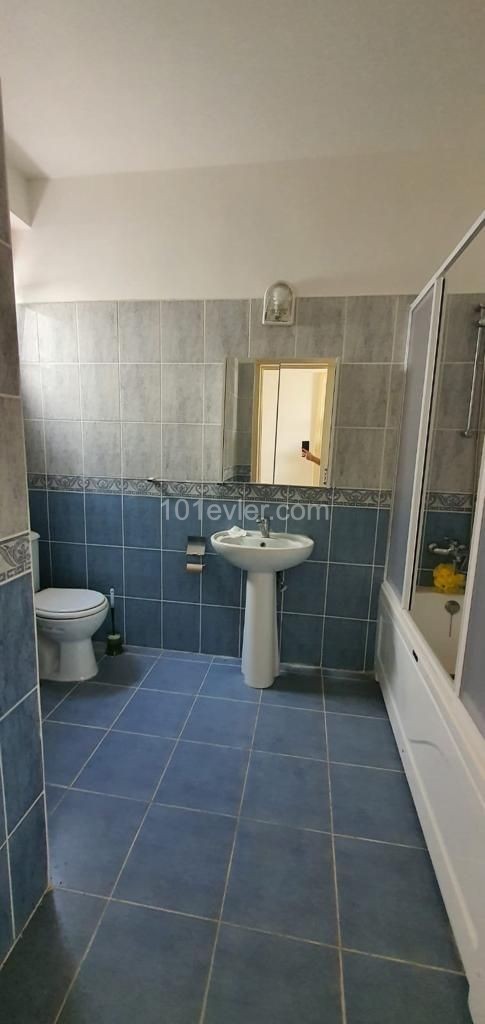 HALB MÖBLIERTE 3 + 1 WOHNUNG IN KYRENIA BOSPORUS!!! ** 