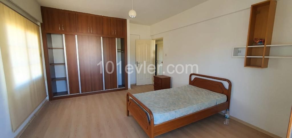 HALB MÖBLIERTE 3 + 1 WOHNUNG IN KYRENIA BOSPORUS!!! ** 