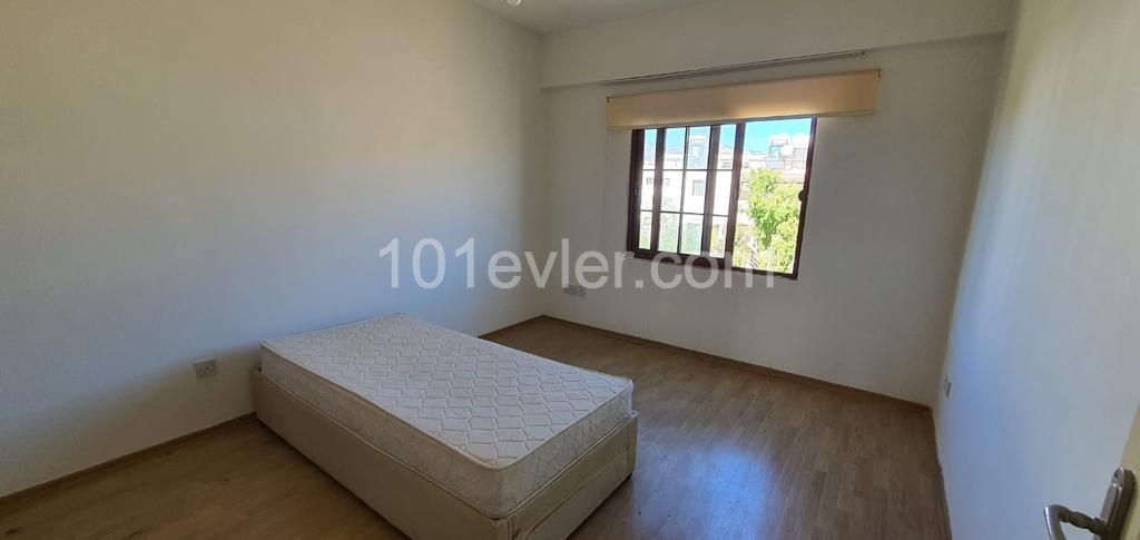 HALB MÖBLIERTE 3 + 1 WOHNUNG IN KYRENIA BOSPORUS!!! ** 