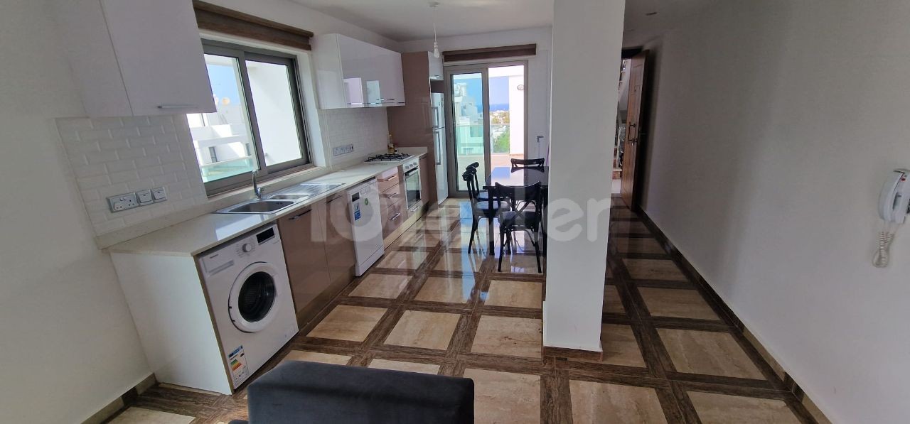 2+1 MÖBLIERTES PENTHOUSE IN PERFEKTER LAGE IM ZENTRUM VON KYRENIA ** 