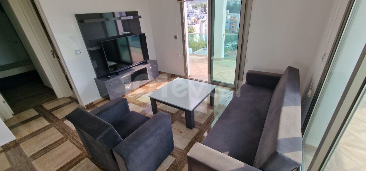 2+1 MÖBLIERTES PENTHOUSE IN PERFEKTER LAGE IM ZENTRUM VON KYRENIA ** 