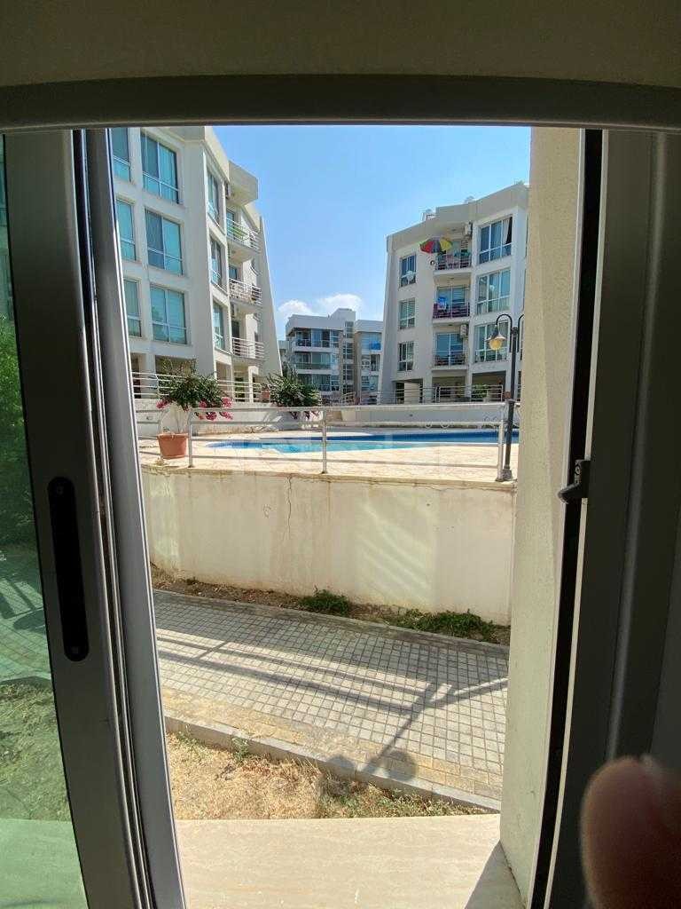 Girne Merkezde Havuzlu Sitede 2+1 Esyali Daire