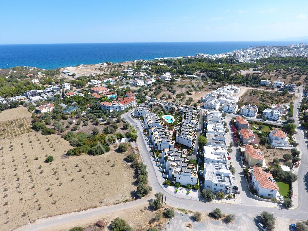 Zweibettzimmer mit Gemeinschaftspool mit Blick auf die Berge und das Meer in Kyrenia ** 