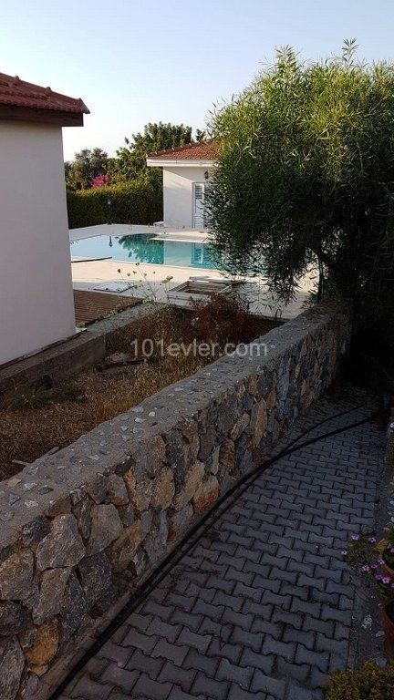 Ölpumpe Yakin Alsancak Kyrenia 3 + 1 villa zur Miete ** 