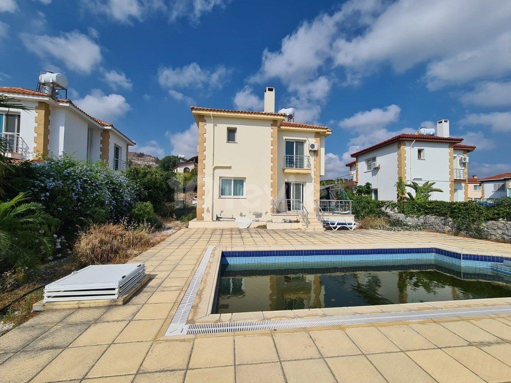 3 Schlafzimmer Villa Zum Verkauf Lage Karsiyaka Kyrenia ** 