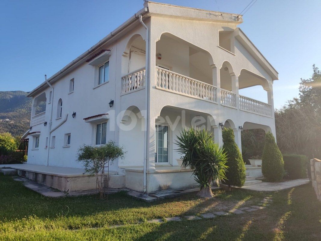 ① Kept 6 Bedroom Villa For Sale Location Lapta Kyrenia (guter Preis für ein solides Haus) ** 