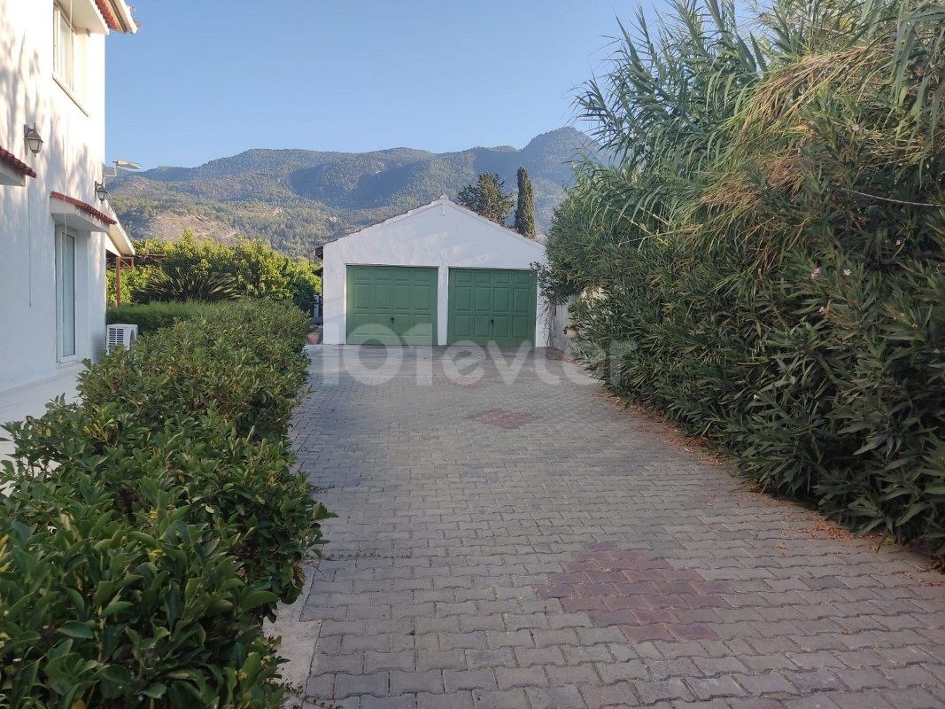 ① Kept 6 Bedroom Villa For Sale Location Lapta Kyrenia (guter Preis für ein solides Haus) ** 